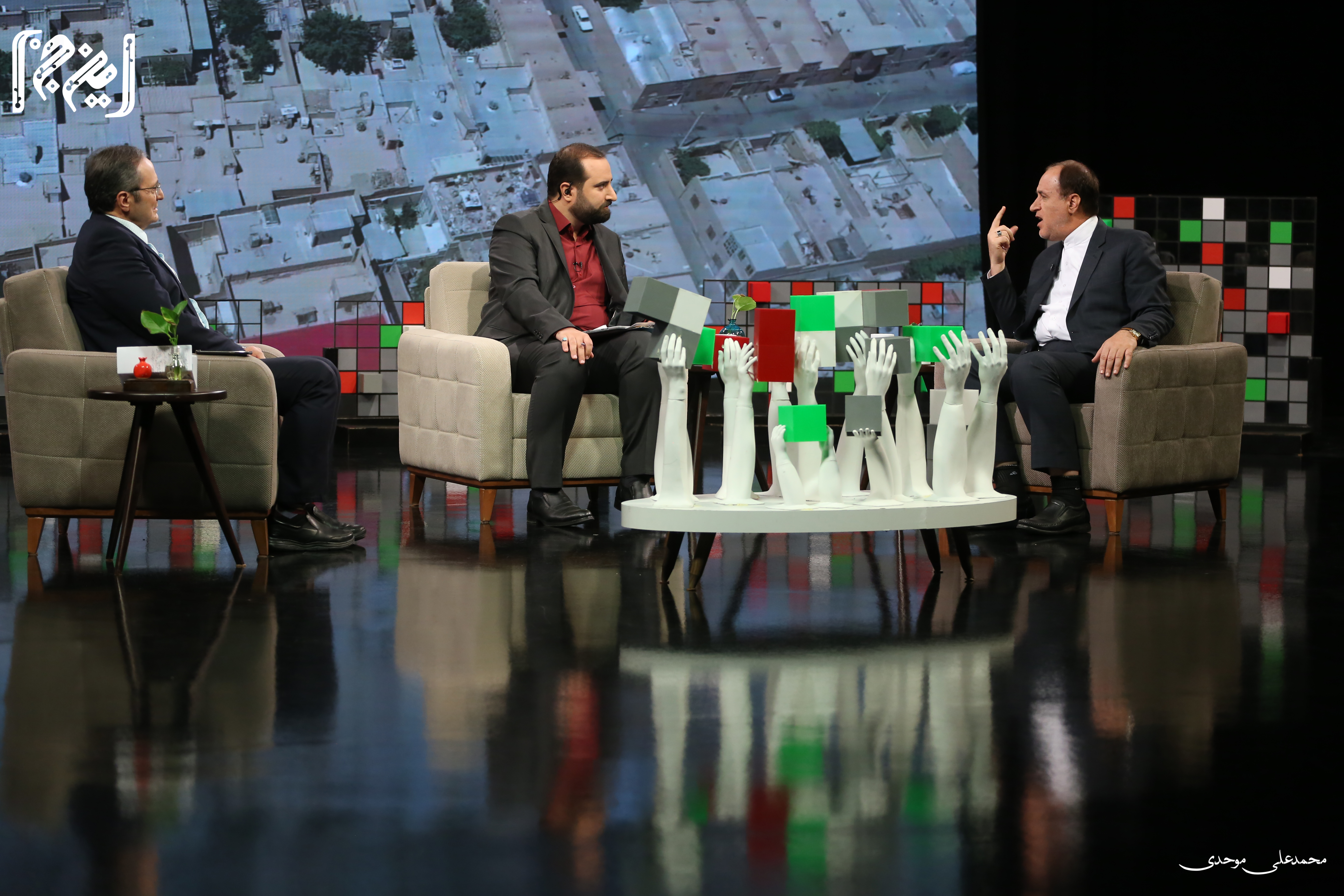 گزارشی از گفت‌وگوی حاجی‌بابایی و مهرمحمدی در برنامه «این.ج.ا» درباره نقش آموزش و پرورش در تربیت «نسل 1404»