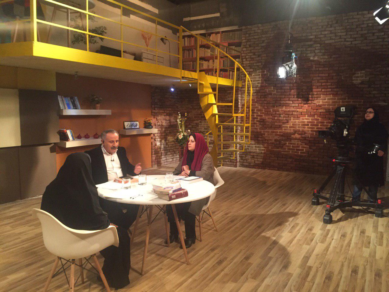 فریبا یوسفی در شب شعر عنوان کرد: حضور زنان در جامعه در تمام مشخصه های زیر بنایی یک شعر خودش را نشان داده است. / دکتر زهره الله دادی دستجردی: وقتی زبان می تواند زنانه شود پس شعر هم زنانه می شود.